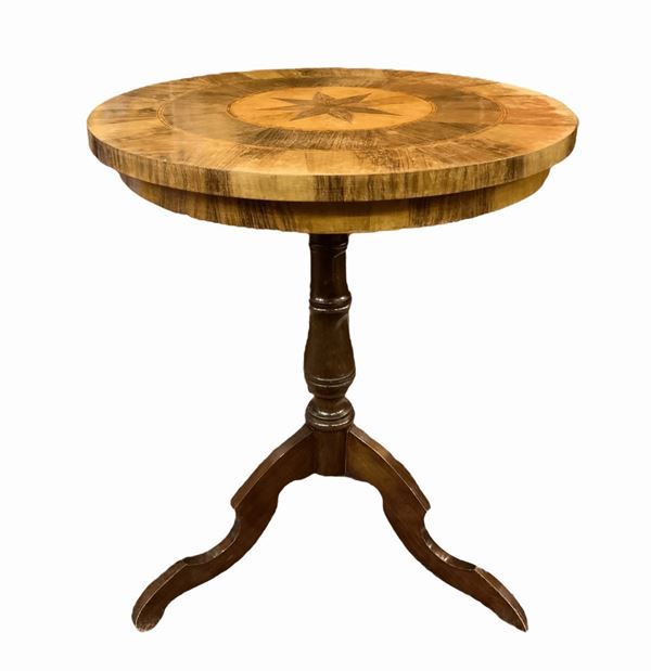 Round Small table with central inlay compass rose, foot three races. H 75 cm, diameter 65 cm surface