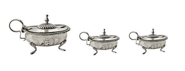 Set in argento 800 composto da porta formaggio, sale e pepe. Peso complessivo 370 g. H porta formaggio cm 7,5, H sale e pepe cm 4