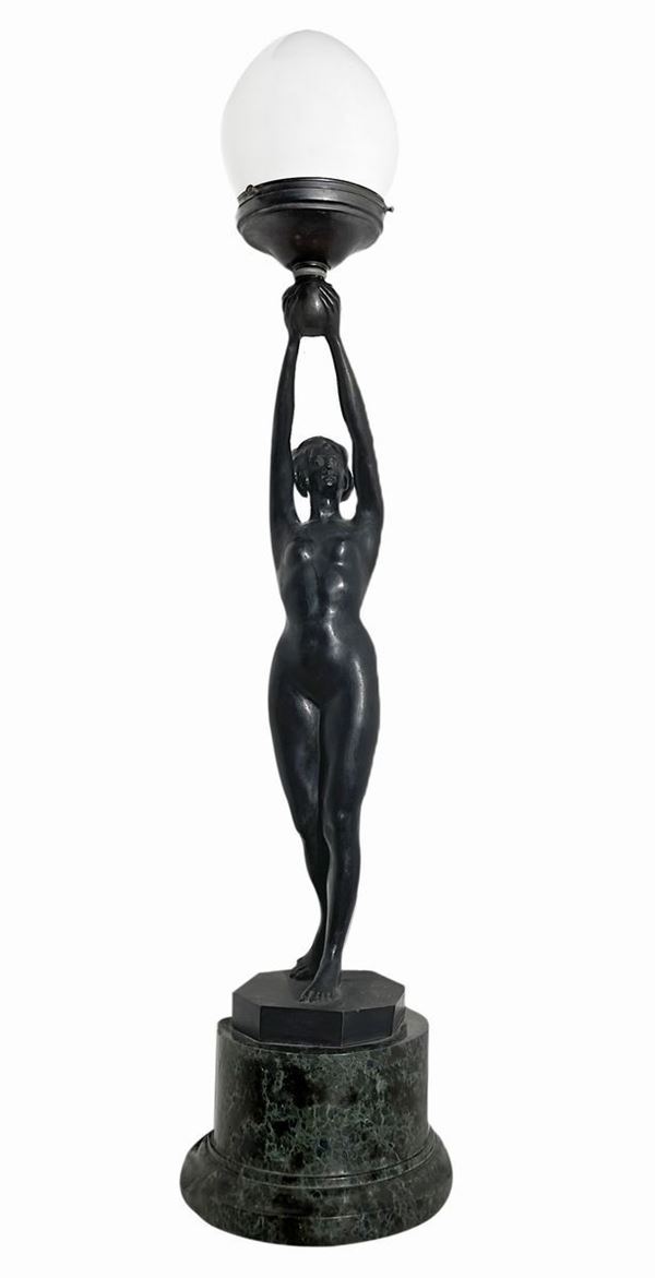 Lume con scultura liberty in bronzo raffigurante nudo di donna firmata A.Bruno, inizi XX secolo. Con base in marmo. H cm 66