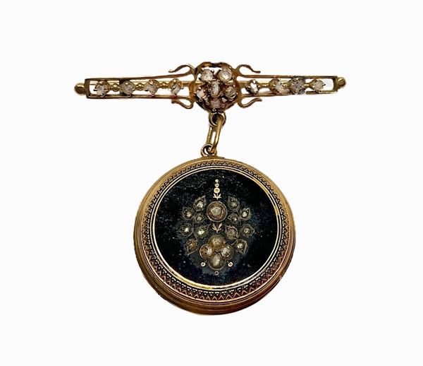 Brooch antique gold pendant with roses and on the bottom in black enamel. pendant diameter 2.7 cm. Scratches on the pendant