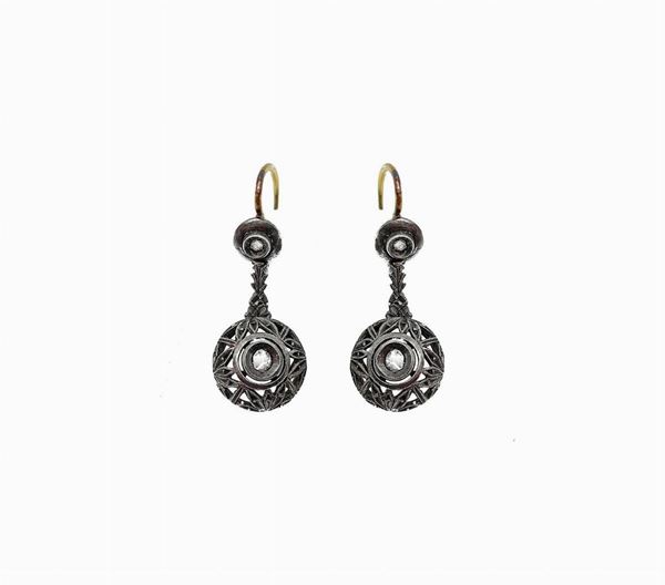 Silver and gold earrings, pendants small roses with diamond crowns, nineteenth century. Gr 4.2