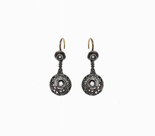 Orecchini argento e oro, piccoli pendenti con diamanti rose corone, XIX secolo. Gr 4.2
