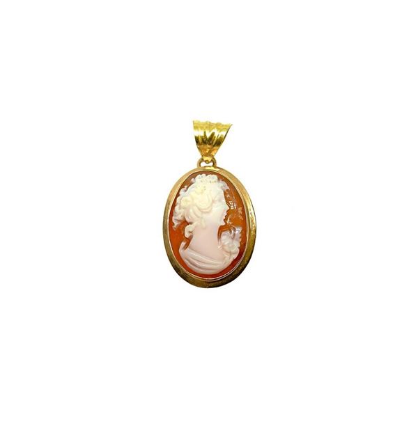 Pendentif con cammeo e oro giallo. Gr 2.2