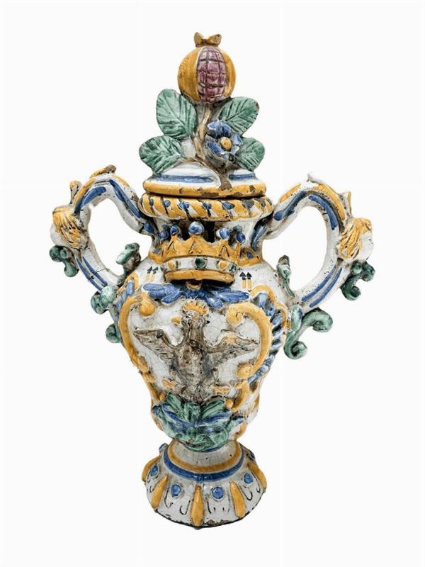 Acquamanile biansato in maiolica di Caltagirone, XX secolo, con presa a melograno. Base in bianco, nei colori del blu, giallo e verde. H cm 40