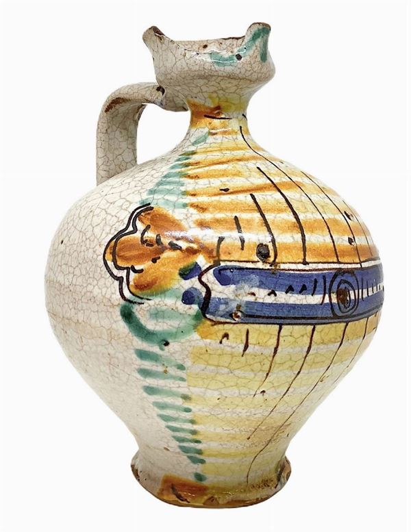 Spout with handle, late nineteenth century. In shades of green, yellow and blue. H cm 20. Small chipping entrance.