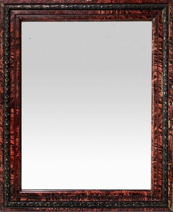Specchiera con cornice tartarugata. XIX secolo. Cm 50x62. Presenti mancanze