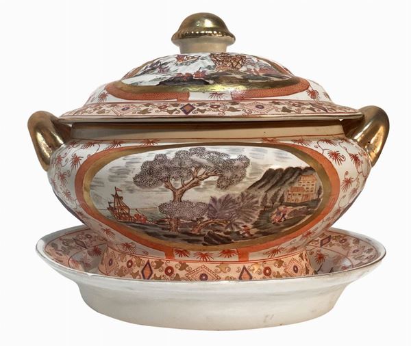 Zuppiera in porcellana cinese con piatto da portata, decorazione di paesaggi entro riserve a medaglione sia sul fronte che sul retro, nel corpo e nel coperchio, inizi XX secolo. H cm 30, Larghezza cm 38.