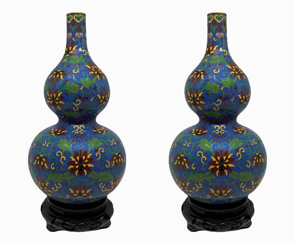 Pair of Chinese vessels with stand. H 23 cm.