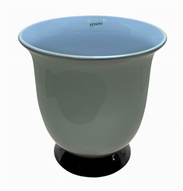 Venini - Prod. Venini, dis. Tommaso Buzzi, vaso in vetro incamiciato. base semisferica in vetro applicata. Firma incisa alla base,Venini 2007. H cm 13