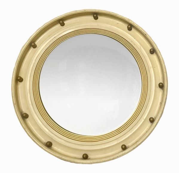 Specchiera in legno di forma circolare laccata nei toni dell'avorio. Dettagli dorati e specchio convesso, nello stile dell'Atelier Borsani (Varedo), anni '40. Diametro cm 50.