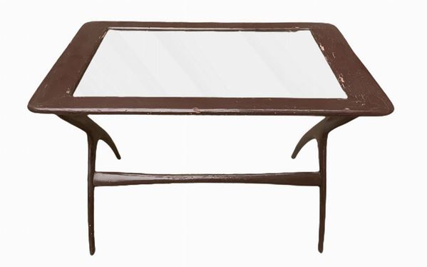 Produzione italiana nello stile di Ico Parisi. Tavolino da lato. Anni '50,con piano in vetro e piede in legno curvo. Interventi di verniciatura, ... 