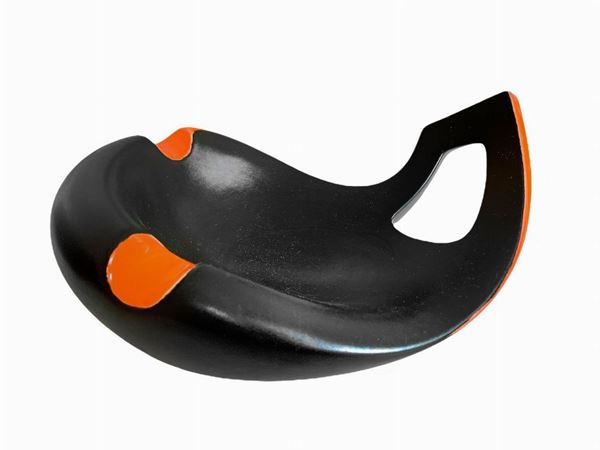 Produzione francese, nello stile di George Jouve. Posacenere di gusto informale. in terracotta maiolicata nei toni dellâ€™arancione e del nero. ... 
