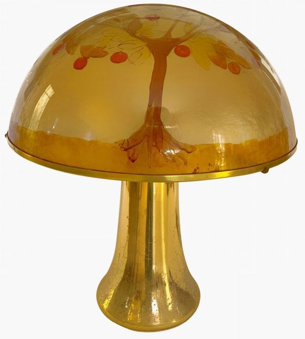 Produzione italiana stile Gabriella Crespi. Anni â€˜60. Lampada con struttura in alluminio dorato. diffusore in fibra di vetro con decoro di ... 