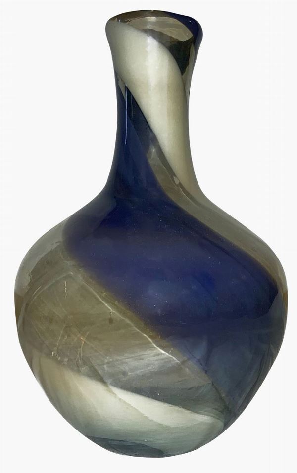 Produzione danese. Anni â€˜70. Vaso in vetro soffiato con decoro nei toni del blu. 

H cm 30, diametro cm 20