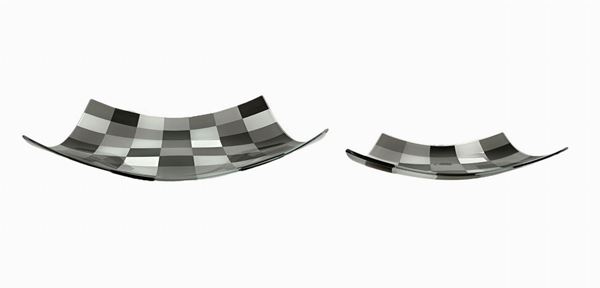 Rosenthal Home Design, N.2 Centrotavola in vetro curvato con decorazione a scacchiera. Grande Cm 35x35, piccolo Cm 25x25
Grande Cm 35x35, piccolo Cm ... 