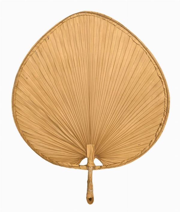Produzione indonesiana nello stile di Ingo Mauer, diffusore in carta di riso con struttura in bamb&ugrave . Anni &rsquo 70,Da elettrificare. Cm 71 x ... 