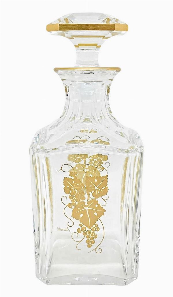 Baccarat, bottiglia in cristallo con decorazioni in oro zecchino. Logo alla base. 
H cm 24