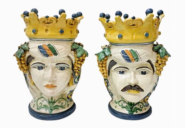 Coppia di teste di Moro in maiolica di Caltagirone. Inizi XX secolo,con grappoli d'uva applicati, inizi XX secolo. H cm 38
H cm 38