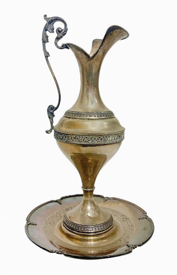 Vaso ad anfora in argento con piattino, in stile neoclassico. Kg 1. H cm 38.&nbsp 