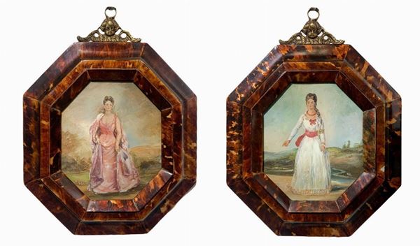 Coppia di piccoli dipinti raffiguranti personaggi femminili, in cornici ottagonali in tartaruga. Fine XIX secolo,primi XX secolo. H cm 25 x 19.