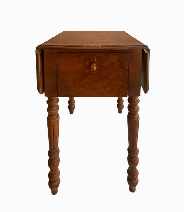 Side banner coffee table from mahogany featherweight center. XIX / XX century, front with two drawers and opposite side door.
H cm 70. cm ...