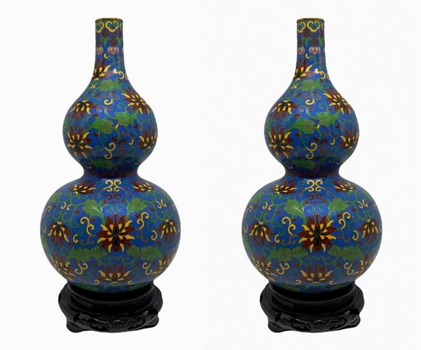 Coppia di vasi cinesi con base. 
H cm 23
