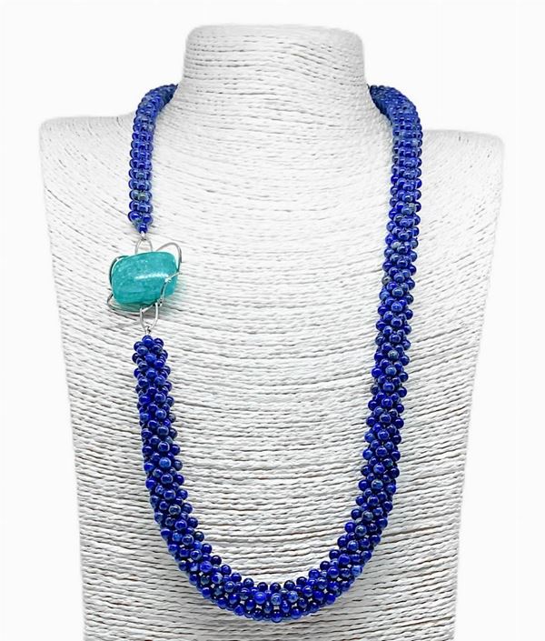 Intertwined necklace. of Lapis Lazuli with an internal steel structure, with a green laRimar central (pectolit), silver closure.
Length 70 cm