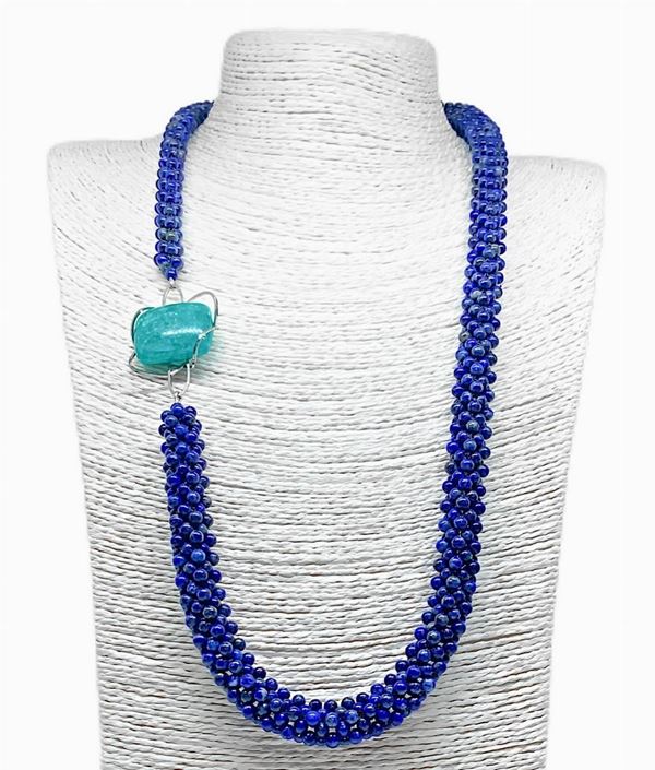 Collana intrecciata. di LAPIS LAZULI a struttura interna in Acciaio, con centrale in LARIMAR VERDE (PECTOLITE), chiusura Argento.
Lunghezza cm 70