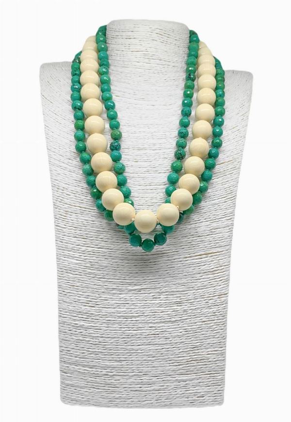 Collana tre fili, uno PASTA di OSSO mm 19, piÃ¹ due di CRISOPRASIO sfere sfaccettate (verde) mm 11. Chiusura in argento laccato oro.
Lunghezza cm 60