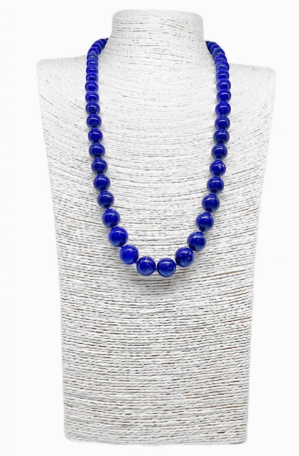 Collana un filo di lapislazzuli, sfere lisce a digradare da mm 8 a mm 14. chiusura in argento.
Lunghezza cm 62
