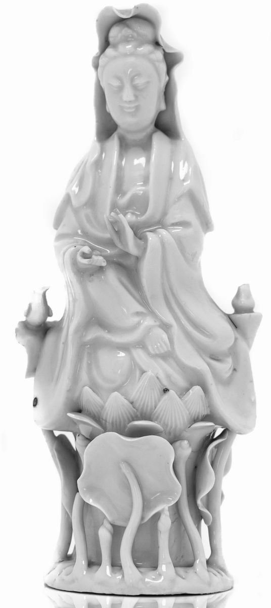 Figura in porcellana bianca, Cina,periodo dell'Imperatrice Madre Cixi. H cm 23. Piccole mancanze