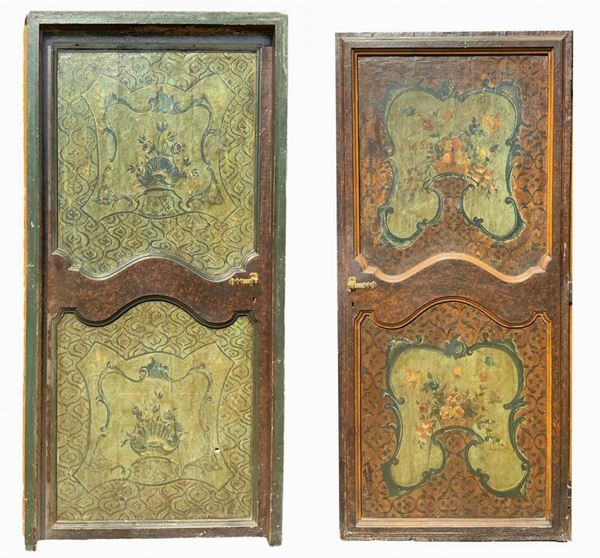 Porta in legno laccato e dipinto Sicilia, XVIII secolo. Cm 190x86. Misure comprese del braghettone cm 197x100.