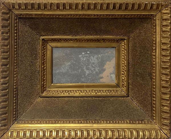 Cornice in legno dorato a foglia con specchio a mercurio rettangolare, inizi XIX secolo. Cm 29x36.

