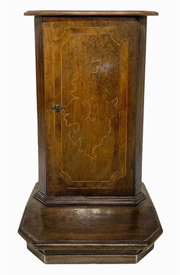 Inginocchiatoio contenitore in legno di noce, fine XIX secolo. Intarsi sul fronte. H cm 85 per 40 