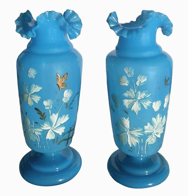 Coppia di vasi in opaline azzurra con decori floreali, inizi XX secolo. Decorati a mano. H cm 33.