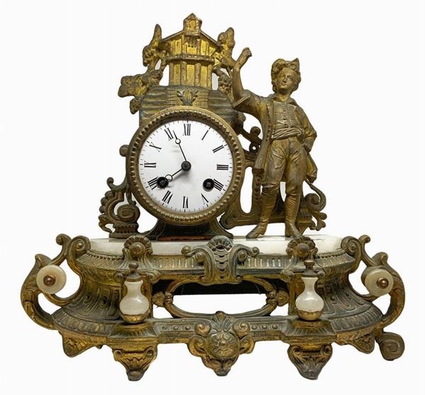 Orologio in bronzo raffigurante giovane ragazzo, con base in alabastro e quadrante in porcellana bianca, secolo XIX. H cm 31, base cm 34 x 10. Da revisionare

