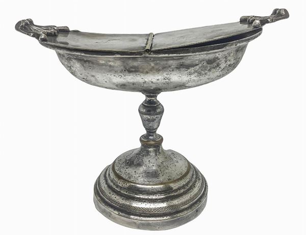 Silver navetta, nineteenth century. Punch H 13.5 cm. Cm 18x8.