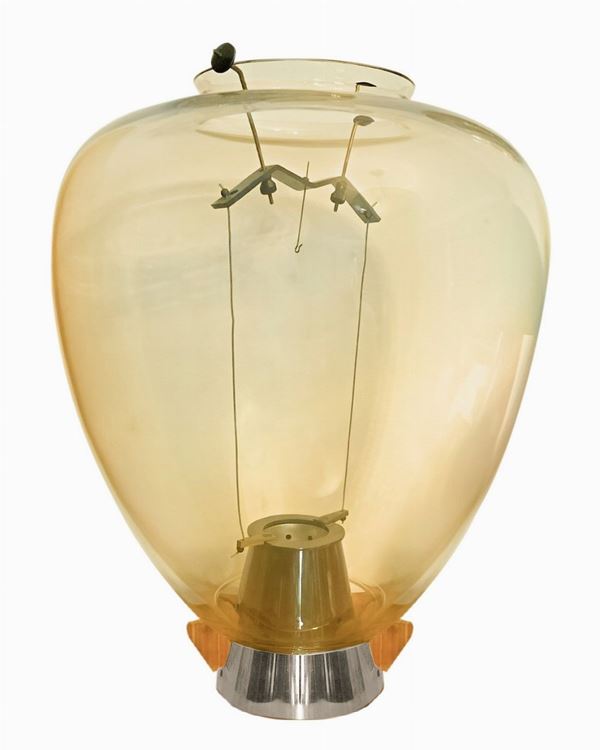 Produzione Barovier e Toso, lampada modello Veronese. Anni &rsquo 70,base in metallo e diffusore in vetro soffiato nei toni dell&rsquo ambra chiaro. ... 
