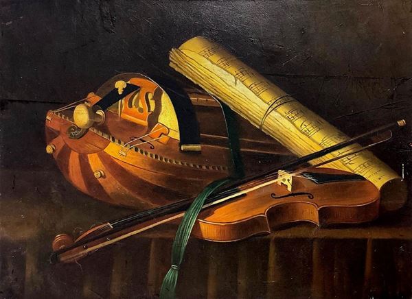Dipinto ad olio su tavola raffigurante natura morta con strumenti musicali a corda e spartito. Inizi XX secolo. Cm 30,5x40,5. Privo di cornice