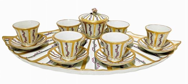 Servizio da caffè con vassoio a ventaglio, manifattura di Sevres, Francia. Composto da 6 tazzine, zuccheriera e vassoio a ventaglio, XX Secolo.