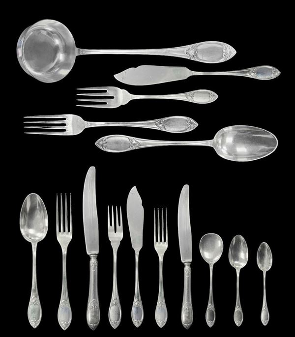 Servizio di posate in argento, Freni. Composto da: 24 forchette grandi (Kg 1.7), 12 cucchiai grandi (Gr 945), 12 forchette pesce (Gr 530), 12 ... 