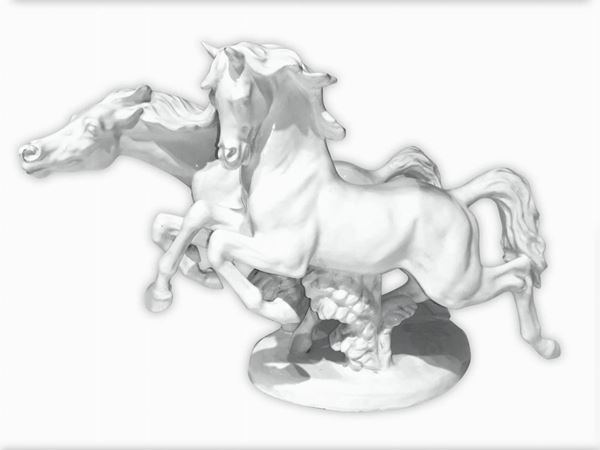 Scultura in porcellana raffigurante cavalli bianchi in corsa. Zaccagnini, XX secolo. Cm 37x56. Marchio della manifattura e firma.