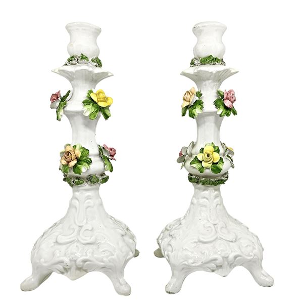 Capodimonte - Pair of white candlesticks in the Capodimonte porcelain with white and polychrome floral decorzione bottom twentieth century. H cm 32. Minor pieces missing

