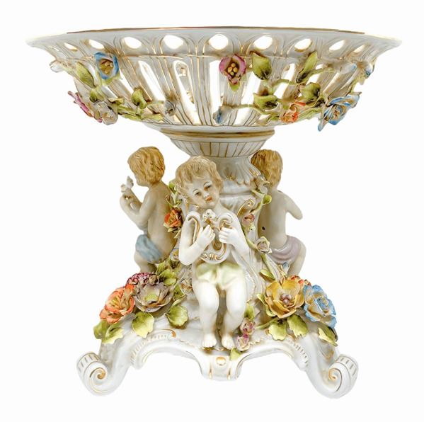 Centerpiece marked Meissen, on the base putti musicians. XX century. H 28 cm