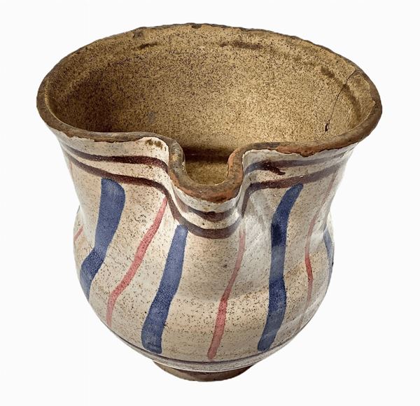 Cannata majolica of Caltagirone, early twentieth century. H cm 15. Small spinning on the side.