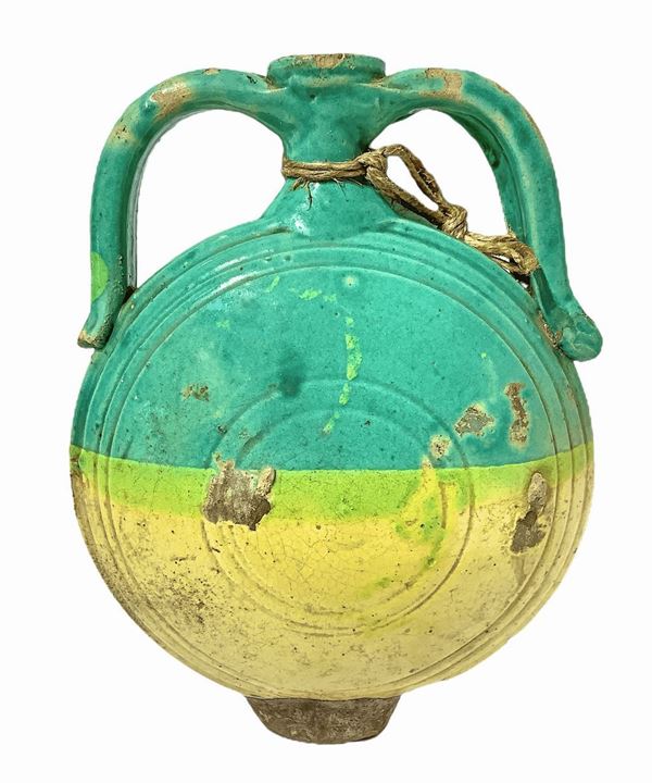 Drinking bottle biansata stove, Calabria, 900. In the first shades of green and yellow. 22 Cm