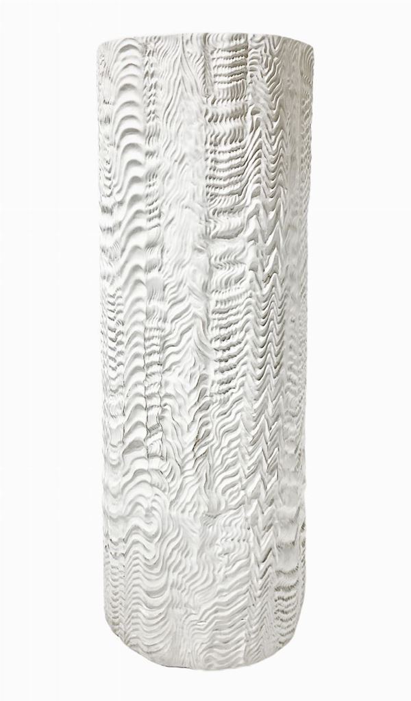 Rosenthal, dis. Bijorn Winblad, porta ombrelli in porcellana bianca con superficie lavorata ad effetto onda. Incollatura 