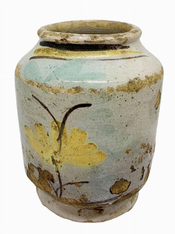 Cylinder, white, with yellow floral decorations on the white background, early nineteenth century. H 14 cm.