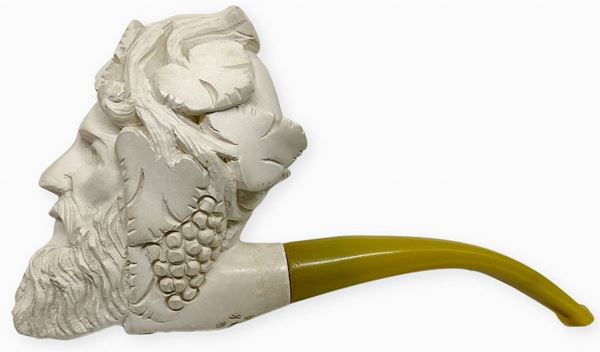 "Barbarian Celtic" - Vienna, Austria. Late '900.
Pipa with stove and torch foam, hard rubber mouthpiece.
h. cm. 10, lung. cm. 14, diam. cm. 64 An example of great artistic value.