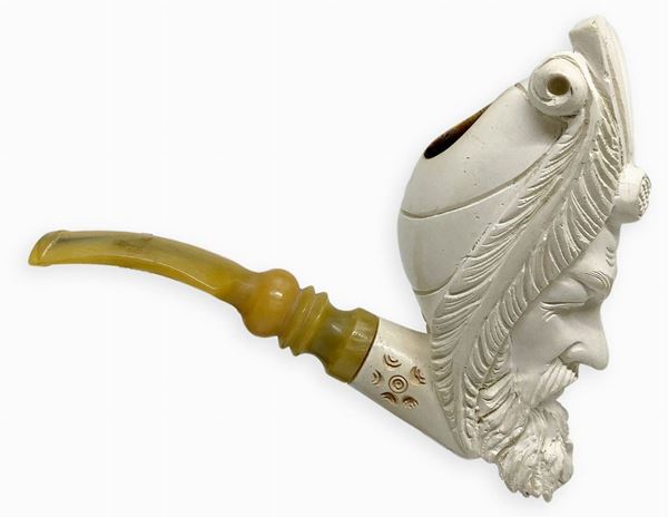  "Emir" - Vienna, Austria. Late '900.
Pipa with stove and torch foam, hard rubber mouthpiece.
h. cm. 11 lung. cm. 12.5, diam. cm. 3 An example of great artistic value.